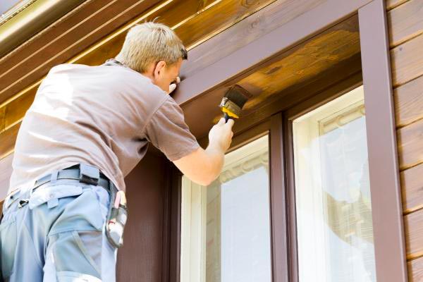 verniciare gli infissi in legno